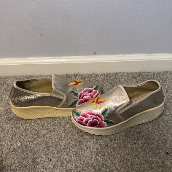 Brash Gold Floral Embroidered Slip-On Flats – Size 8 - Picture 8 of 8